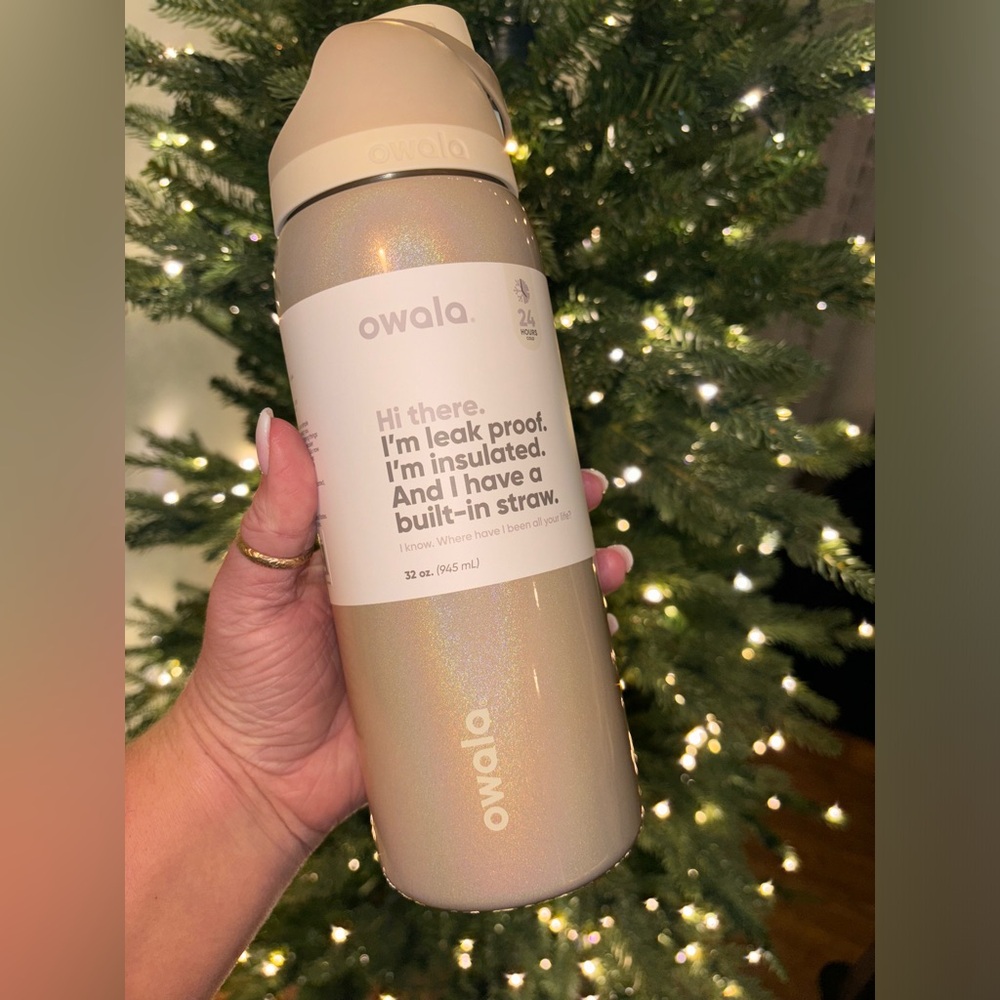 32 oz Free Sip Owala Limited Edition in Holiday Magic